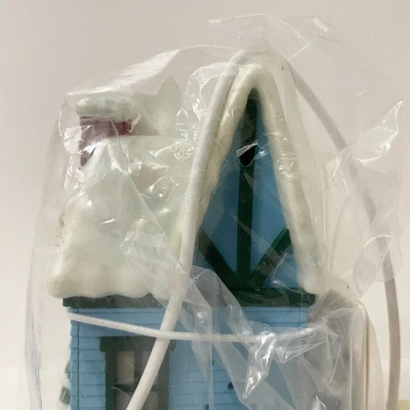 2009 Hallmark Ornament Light and Music Caroling Cottages Seasons  Greetings - Picture 8 of 16